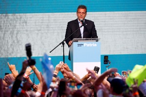Sergio Massa (Unión por la Patria) obtuvo 9.853.492 votos (el 36,78 % de los afirmativos). Crédito: Reuters/Mariana Nedelcu