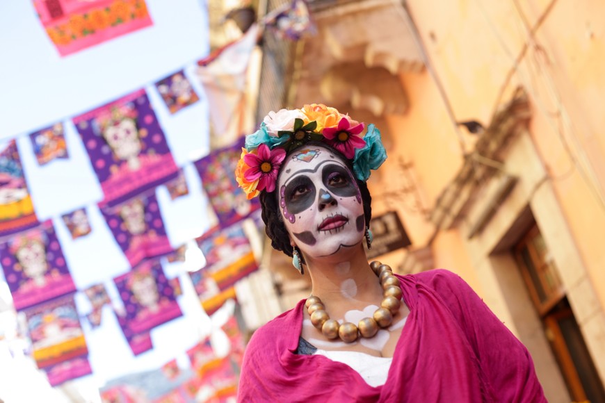 (231031) -- GUANAJUATO, 31 octubre, 2023 (Xinhua) -- Imagen del 29 de octubre de 2023 de una mujer caracterizada como catrina caminando por una calle en el marco de la celebración del Día de Muertos, en Guanajuato, México. (Xinhua/Francisco Cañedo) (fc) (oa) (vf)
