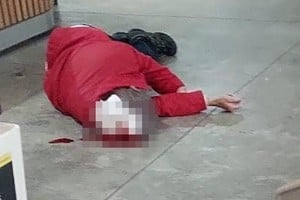 Como consecuencia de la caída, el turista golpeó su cabeza contra el suelo.