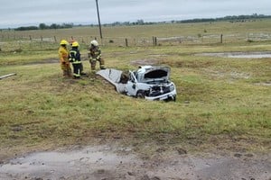 El incidente ocurrió frente a una planta de procesamiento de aceite e involucró a una
camioneta Renault Duster blanca. Crédito: El Litoral