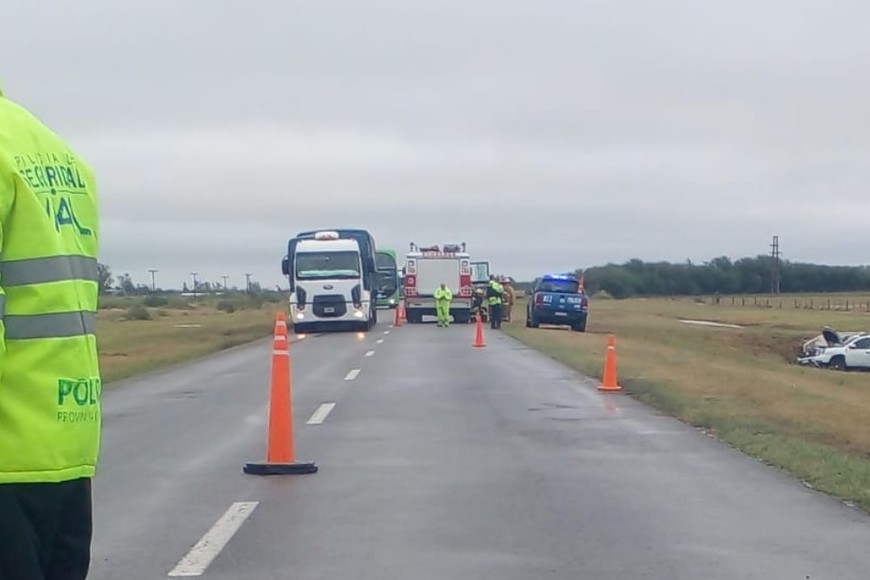 Bomberos y personal de emergencias trabaja en uno de los vehículos siniestrados.