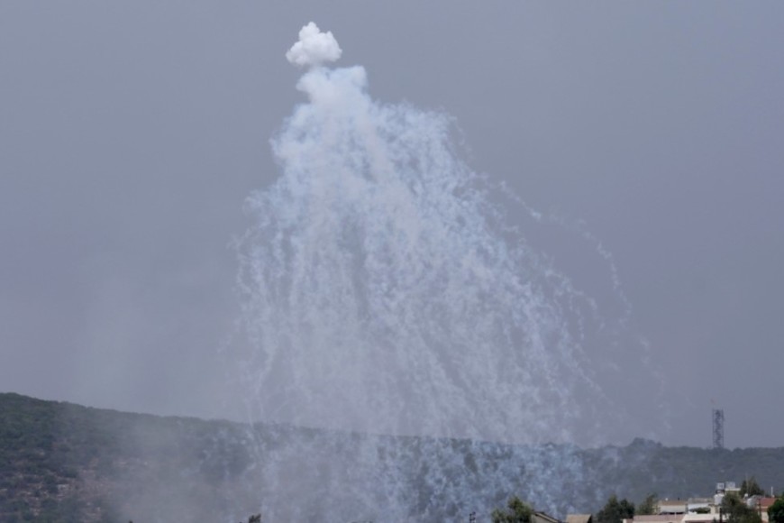 Un proyectil de artillería israelí explota sobre Aita al-Shaab. Crédito: Hussein Malla