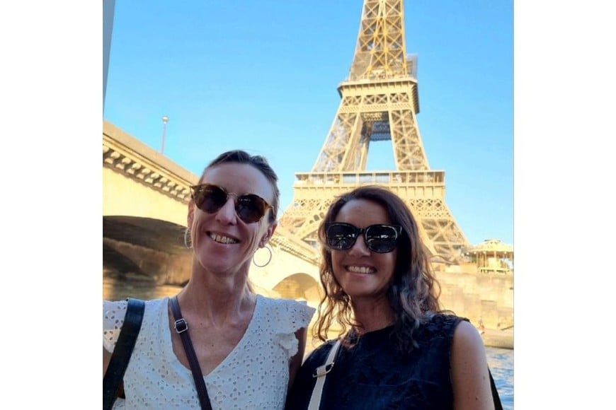 Fabiana, con su experiencia en comunicación, y Karina, con su formación en turismo y su amor por la fotografía, decidieron unir fuerzas para brindar a las personas una experiencia virtual de París.