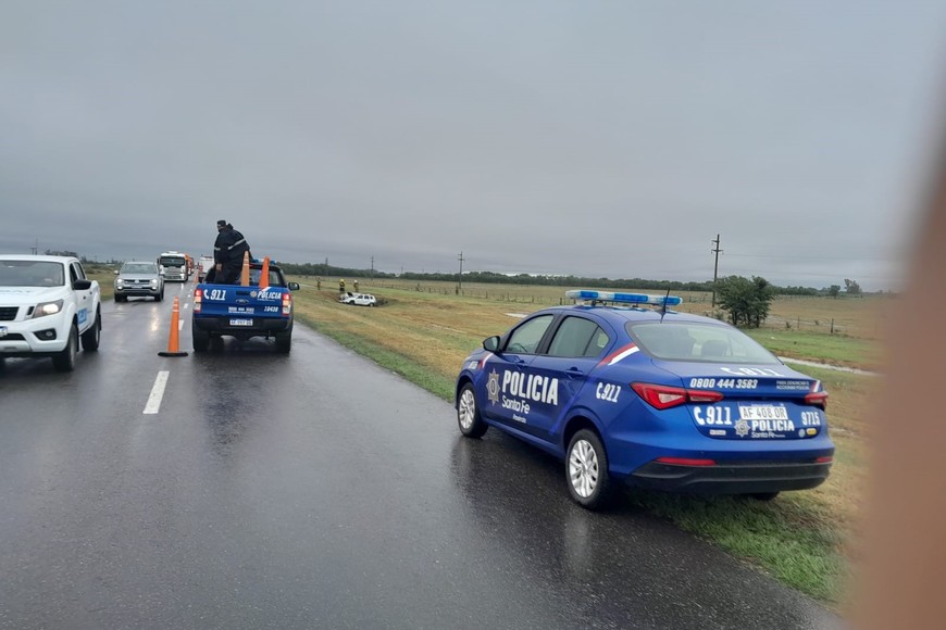 Tras el encontronazo el camión perdió su línea normal de marcha y terminó dando un vuelco.
