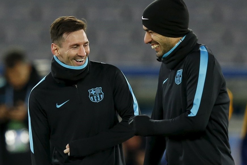 Barcelona's soccer players Lionel Messi (L) and Luis Suarez smile during a training session ahead  REUTERS/Toru Hanai  yokohama japon Lionel Messi Luis Suarez entrenamiento practica del equipo barcelona futbol futbolistas jugadores entrenando