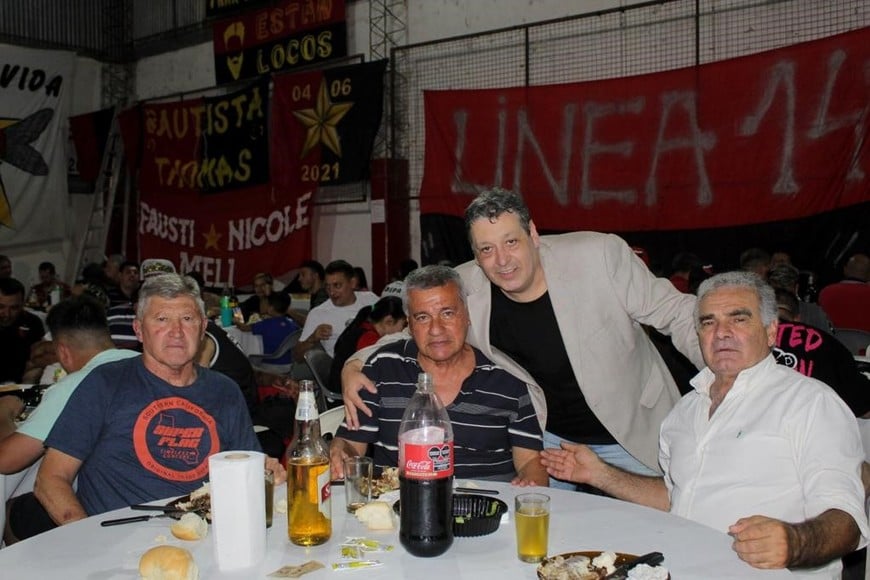 Ricardo Magdalena junto a tres ex jugadores que hicieron historia en la inolvidable década del 70 en Colón: Angel Leroyer, Osvaldo Mazo y Ricardo Aniceto Roldán.
