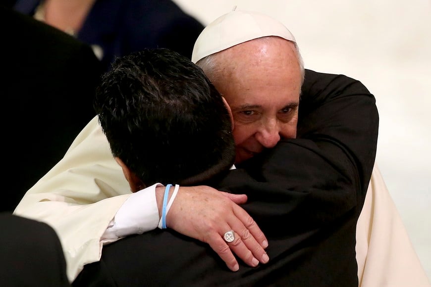 Former soccer star Diego Maradona (L) hugs Pope Francis during a special audience held before a special interreligious "Match for Peace", at the Paul VI hall at the Vatican September 1, 2014. Current and former soccer stars representing various religious faiths will participate in the "Match for Peace", which will be held in the Stadio Olimpico in Rome on Monday night. REUTERS/Alessandro Bianchi (VATICAN - Tags: RELIGION SPORT SOCCER ENTERTAINMENT TPX IMAGES OF THE DAY) ciudad del vaticano papa francisco diego armando maradona futbol partido por la paz en el mundo partido organizado por el papa y la fundacion PUPI