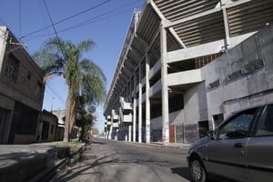 Una vista de la calle Rodríguez Peña, en el sector este del estadio, a la que se pedirá el cambio de nombre. Crédito: Guillermo Di Salvatore
