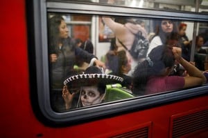 Una "Catrina" viaja en subte durante la fiesta del Día de los Muertos en México. Foto: Reuters