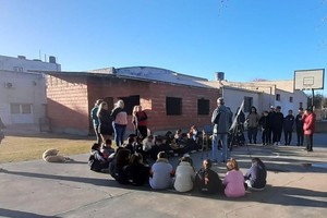 De la mano de Juan Carlos Ternavasio, vecino de la localidad, alumnos de 1°, 2°, 3° y 7° grado de la Escuela N° 326 Mariano Moreno de esa localidad disfrutaron de una tarde “espacial”.