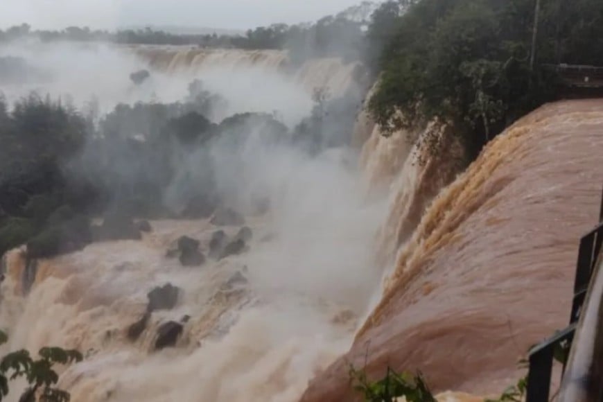 La Garganta del Diablo seguirá cerrada hasta que el caudal del río descienda a los 10,000 m³/segundo.