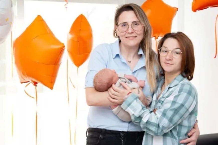 Compartieron el desarrollo del embrión entre dos mujeres