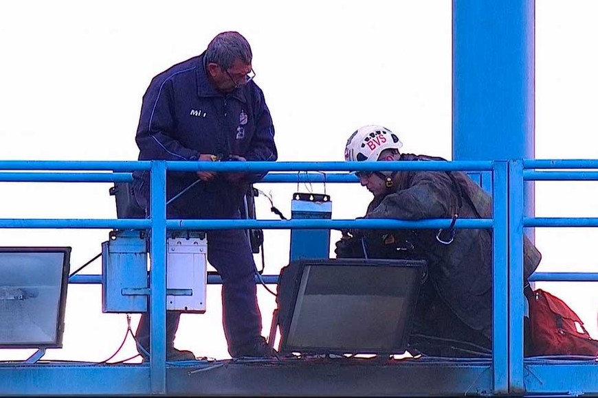 Los bomberos  y el electricista.