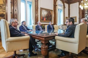 Asistieron, entre otros, los presidentes de la Daia, Knoblovits, y de la Amia, Amos Linetzky; el director ejecutivo del CJL, Claudio Epelman, y el secretario general de la OSA, Federico Nemetsky. Crédito: NA.