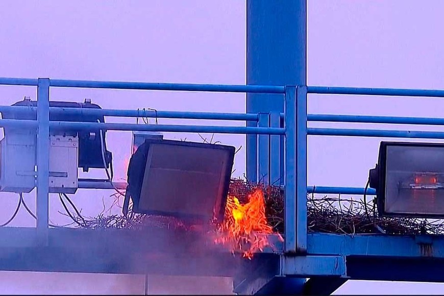 El fuego en una torre de iluminación.