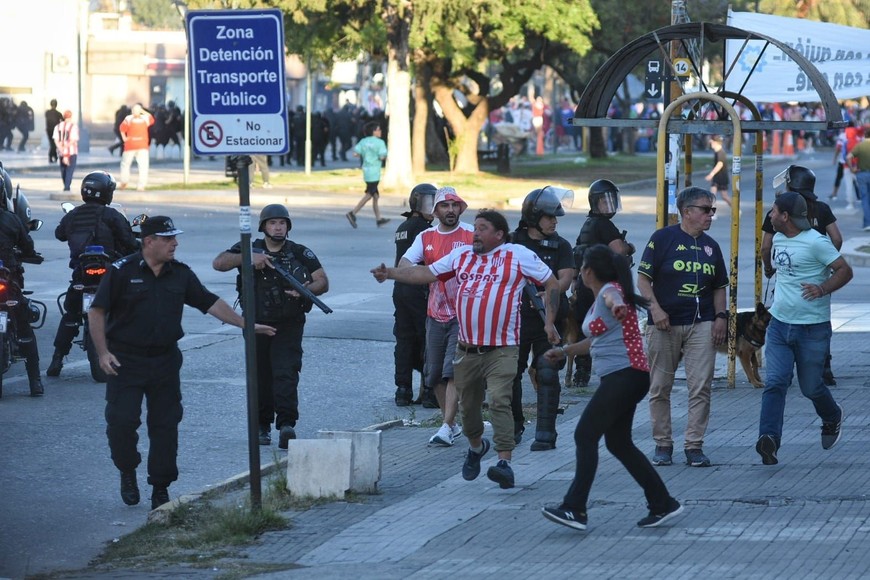 Los agresores fueron dispersados con disparos al aire de escopeta, postas de goma y el lanzamiento de gases. Crédito: Pablo Aguirre