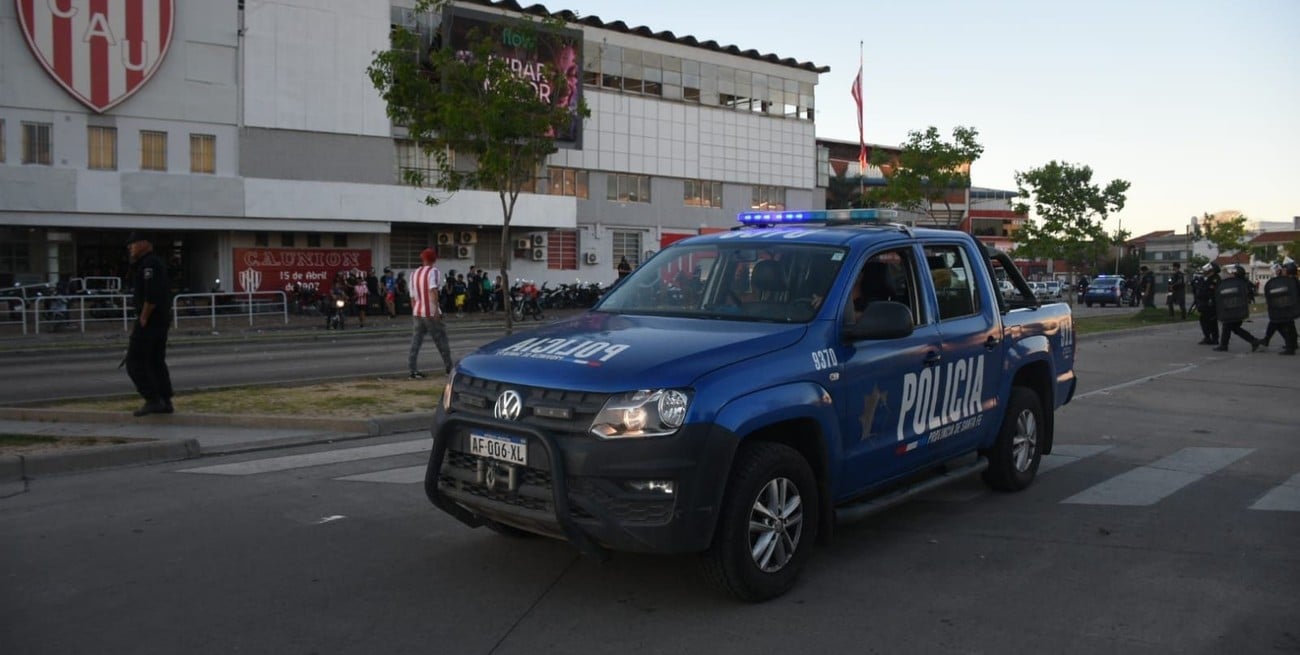 La mayoría de los policías lesionados estaban parapetados en la entrada principal a la sede, donde llegaban las piedras desde el cantero central. Crédito: Pablo Aguirre