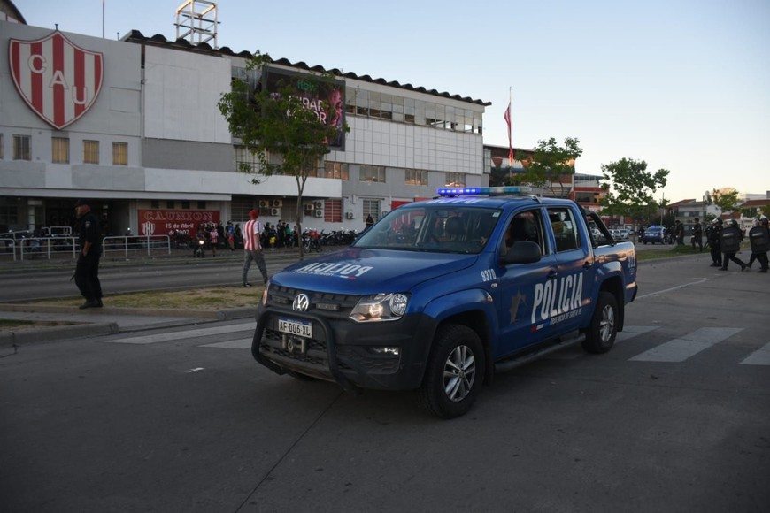 La mayoría de los policías lesionados estaban parapetados en la entrada principal a la sede, donde llegaban las piedras desde el cantero central. Crédito: Pablo Aguirre