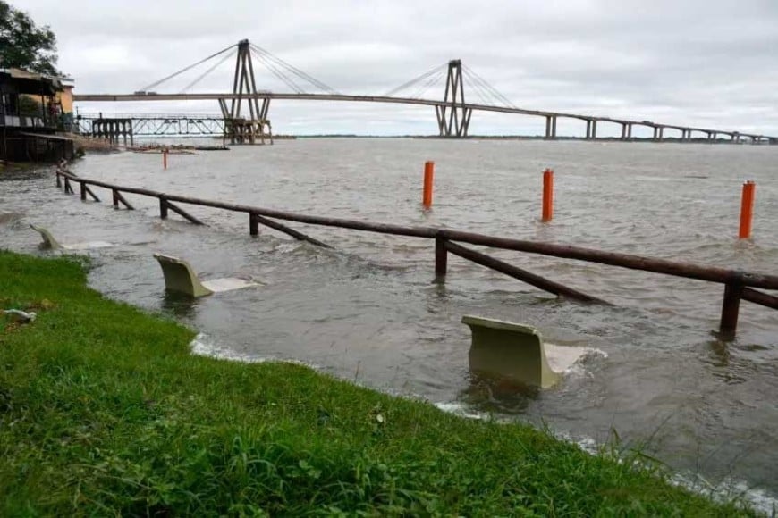 El río ya afectaba las instalaciones costeras de Corrientes.