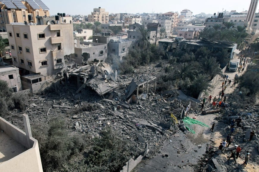 Palestinians gather at the site of an Israeli strike on a house, amid the ongoing conflict between Israel and Palestinian Islamist group Hamas, in Deir Al-Balah, in central Gaza Strip, November 6, 2023. REUTERS/Mohammed Fayq Abu Mostafa