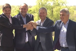 Los trabajos se pusieron en marcha con un acto donde compartieron escenario los actuales gobernadores Omar Perotti y Juan Schiaretti más los sucesores, Maximiliano Pullaro y Martín  Llaryora.