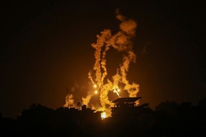 Las detonaciones del último bombardeo dentro del combate entre Israel y Hamás. Crédito: Mohammed Al-Masri/Reuters
