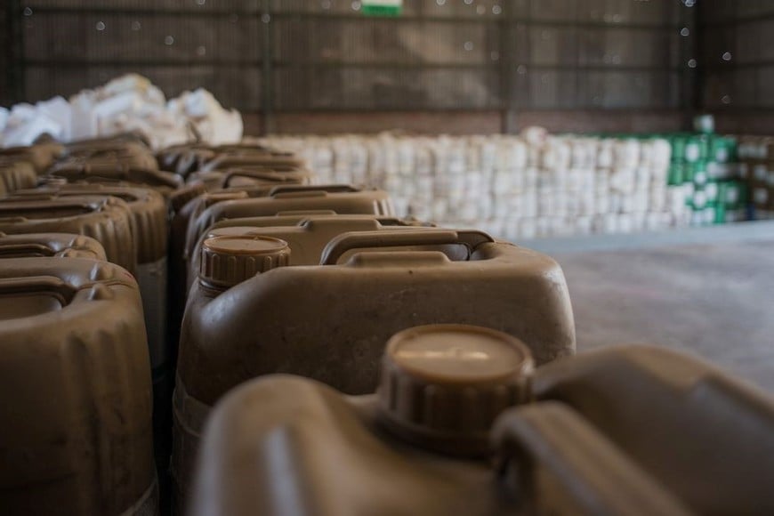 A través de la normativa, se aprobó el sistema de gestión integral de envases vacíos de fitosanitarios, que estará a cargo de la asociación Campo Limpio. La provincia hace tiempo trabaja para poner en funcionamiento el sistema de Centros de Acopio Temporales (CAT) que funciona en otras provincias.