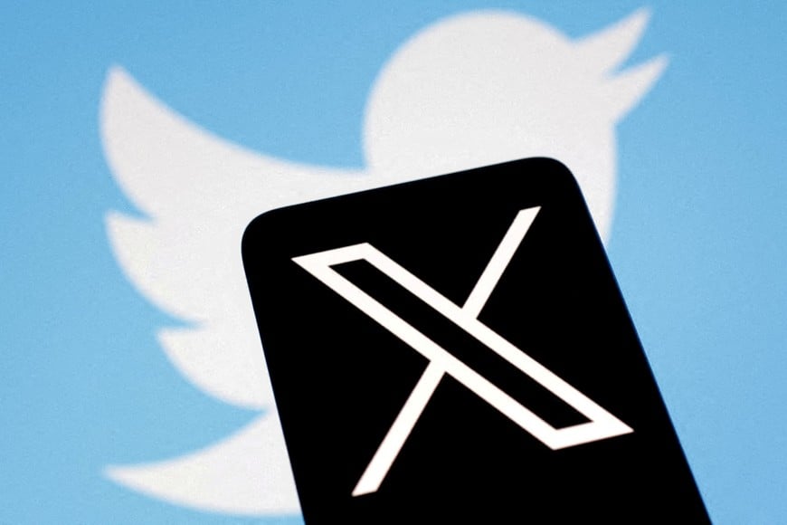 FILE PHOTO: The logo for  social media platform X, following the rebranding of Twitter, is seen covering the old logo in this illustration taken, July 24, 2023. REUTERS/Dado Ruvic/Illustration/File Photo
