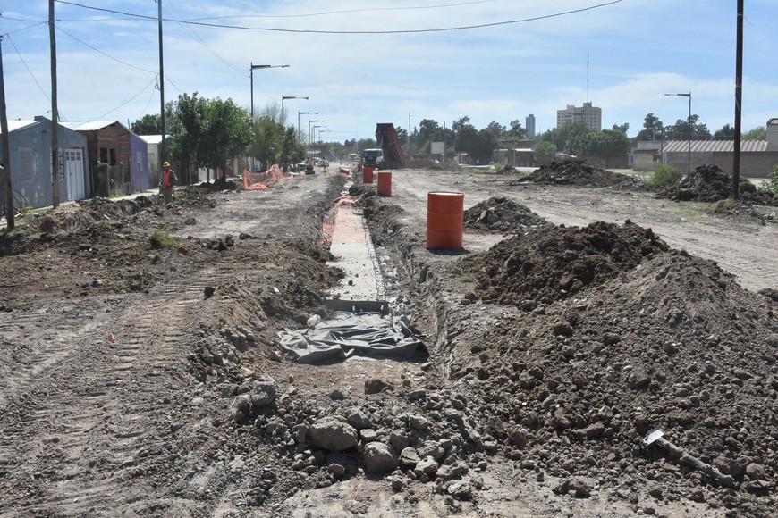 La contratista pidió una reestructuración de los ítems tanto en los trabajos viales como en saneamiento, que incluyen desagües pluviales y la conexión domiciliaria de las cloacas a la red.
