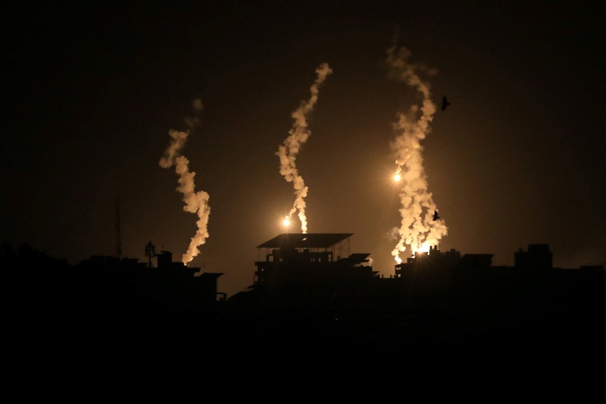 Flares are fired by Israeli forces as smoke rises during Israeli strikes, amid the ongoing conflict between Israel and Palestinian Islamist group Hamas, in Gaza City November 5, 2023. REUTERS/Mohammed Al-Masri