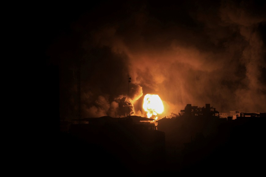 Smoke and flames rise during Israeli strike, amid the ongoing conflict between Israel and Palestinian Islamist group Hamas, in Gaza City November 5, 2023. REUTERS/Mohammed Al-Masri
     TPX IMAGES OF THE DAY     REFILE - QUALITY REPEAT