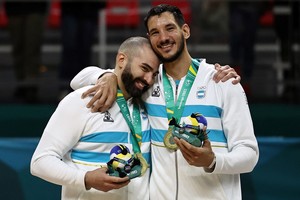 Fabián Ramírez y Gallizzi en el podio. Crédito: Reuters 