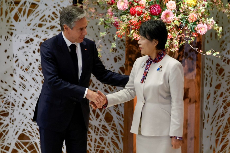 U.S. Secretary of State Antony Blinken shakes hands with Japanese Foreign Minister Yoko Kamikawa ahead of G7 ministerial meetings, in Tokyo, Japan, November 7, 2023. REUTERS/Jonathan Ernst/Pool