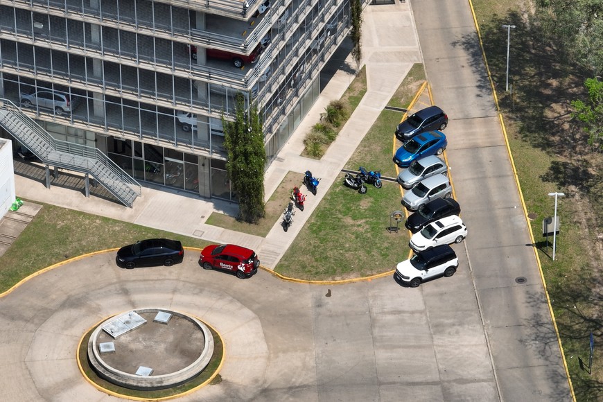 En cualquier lugar. Los autos son aparcados en espacios no permitidos, como por ejemplo esta rotonda de acceso a una cochera. Foto: Fernando Nicola