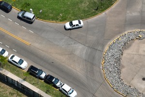 Vehículos estacionados en la rotonda de Miguens y 1 de Enero, uno de los puntos conflictivos. Foto: Fernando Nicola