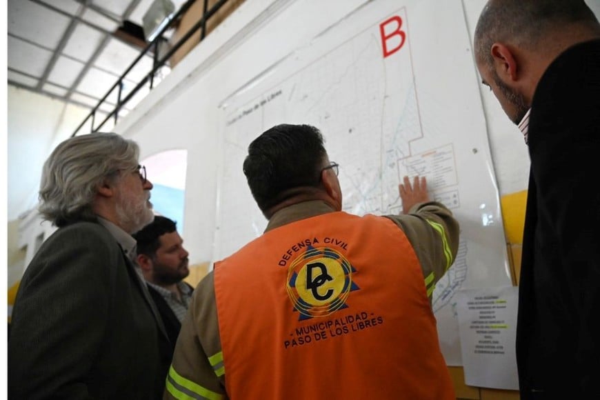 Carlos Ospital y el jefe del 
Ejercito TG Pereda, recorrieron el centro de evacuados en Paso de los Libres. Crédito: Ministerio Defensa.