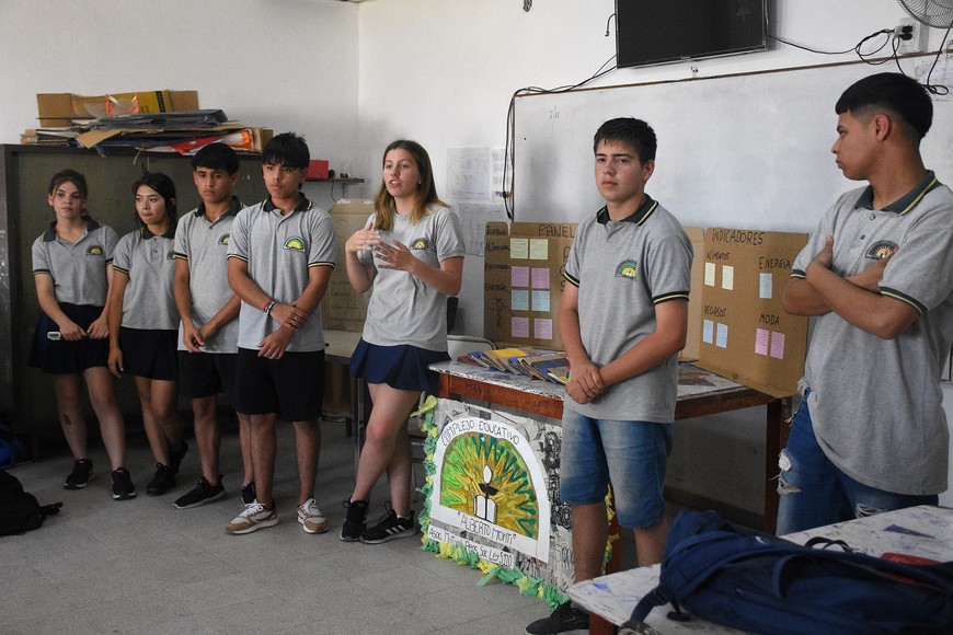 Los chicos expusieron cómo desarrollaron la investigación hasta llegar al bono. Participaron de la Feria de Ciencia y pasaron a la instancia regional. Crédito: Pablo Aguirre