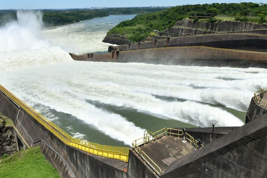 “Solo seis compuertas permanecen abiertas y en ningún momento hubo apertura de las 14 compuertas”, aclaró en un comunicado la represa hidroeléctrica de Itaipú.  Foto: Gentileza Itaipú