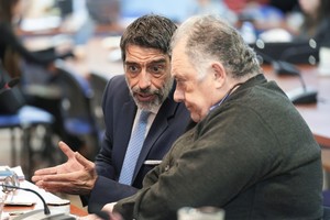 Rodolfo Tailhade, junto a Eduardo Valdés, en una reunión de la comisión. Crédito: NA