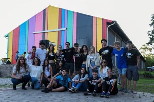Organizado por el centro de estudiantes del colegio Nazaret en colaboración con la Coordinación de Cultura de la Municipalidad de Funes, este festival superó todas las expectativas, atrayendo a una multitud de jóvenes.