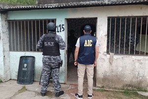 El momento en el que se concreta la detención. Crédito: El Litoral.