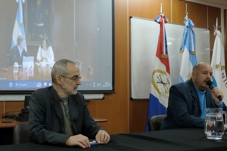 De derecha a izquierda, el referente local del ANLIS y presidente del INER, Juan Carlos Bossio; y el presidente del Conicet Santa Fe, Carlos Piña.