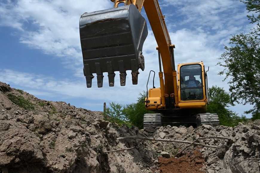 La retroexcavadora trabaja para reconformar un terraplén que defiende al barrio Villa Juana de Arroyo Leyes. Foto: Mauricio Garín