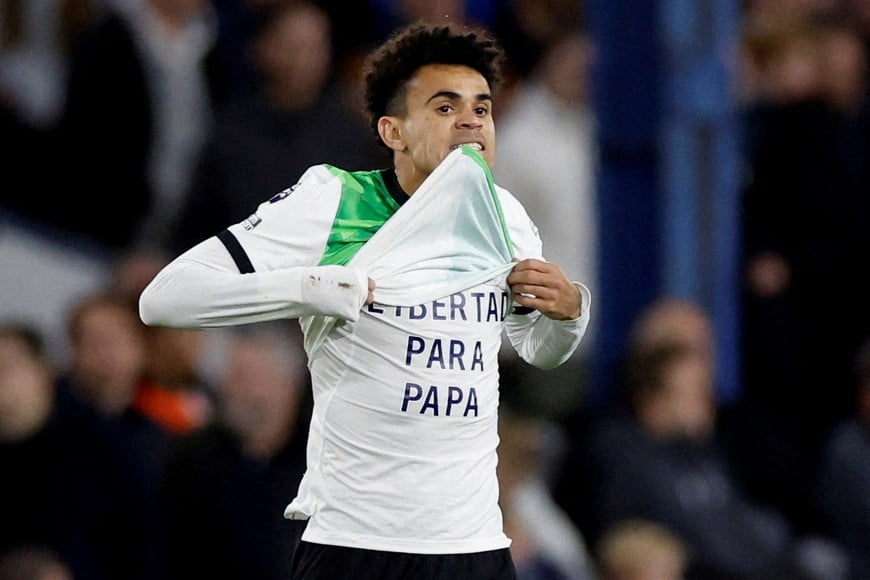 Soccer Football - Premier League - Luton Town v Liverpool - Kenilworth Road, Luton, Britain - November 5, 2023
Liverpool's Luis Diaz celebrates scoring their first goal Action Images via Reuters/Peter Cziborra NO USE WITH UNAUTHORIZED AUDIO, VIDEO, DATA, FIXTURE LISTS, CLUB/LEAGUE LOGOS OR 'LIVE' SERVICES. ONLINE IN-MATCH USE LIMITED TO 45 IMAGES, NO VIDEO EMULATION. NO USE IN BETTING, GAMES OR SINGLE CLUB/LEAGUE/PLAYER PUBLICATIONS. TPX IMAGES OF THE DAY
