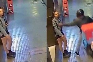 La secuencia quedó registrada en una cámara de seguridad.