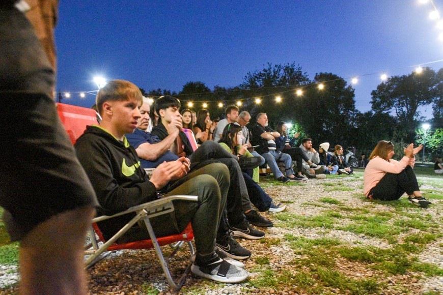Organizado por el centro de estudiantes del colegio Nazaret en colaboración con la Coordinación de Cultura de la Municipalidad de Funes, este festival superó todas las expectativas, atrayendo a una multitud de jóvenes.
