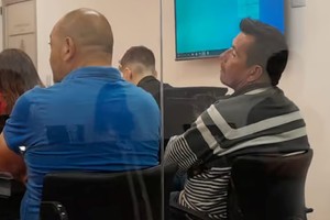 El comisario Alem, de buzo a rayas, fue condenado por vejaciones.