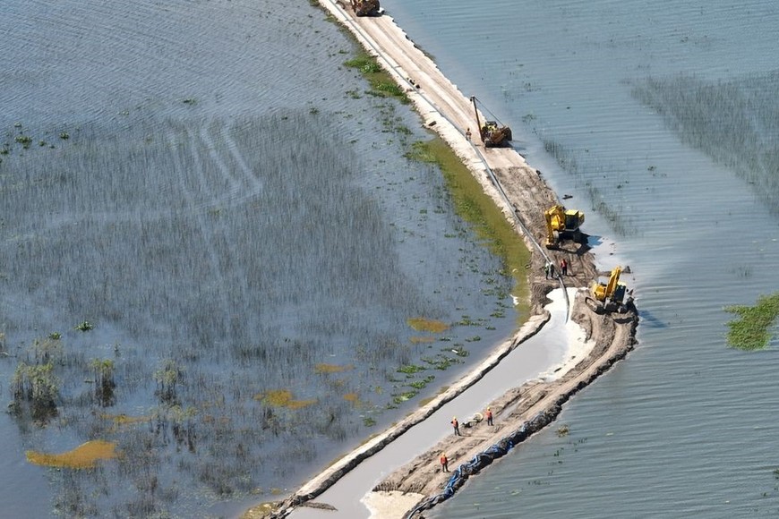 Esta semana un equipo de El Litoral recorrió la costa de El Chaquito y de San José del Rincón. Se observó que los terraplenes están a centímetros de que los tape el agua. Foto: Fernando Nicola