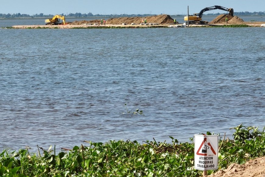 “Se están retirando los terraplenes que quedaron en la zona, con lo cual se termina toda la maniobra”, comentó Juan Cesoni, vicepresidente de Enerfe. Foto: Fernando Nicola