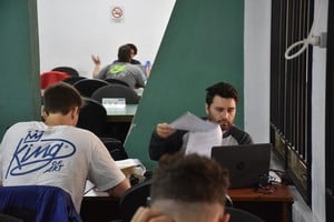 Las clases presenciales son cada 15 días, lo que brinda la oportunidad de estudio a aquellos que trabajan. Crédito: Archivo / Flavio Raina